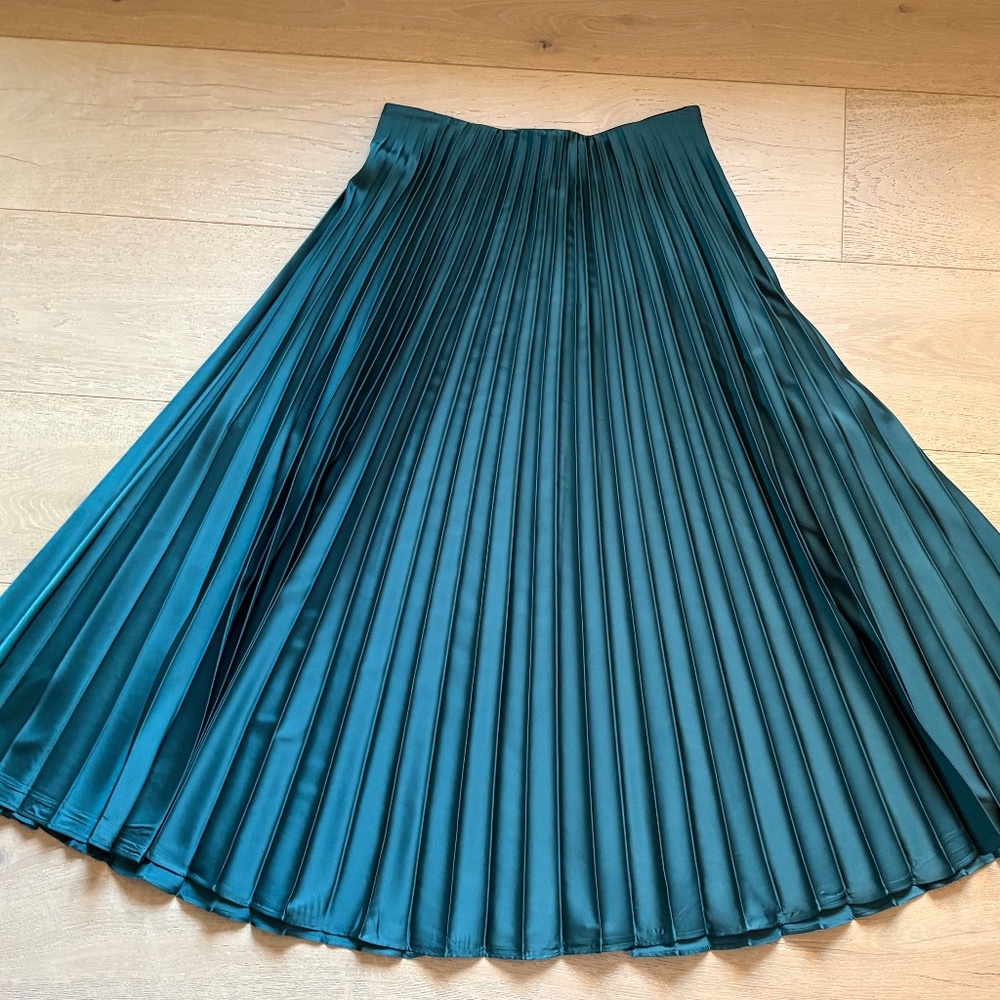 Zara Turquoise color skirt